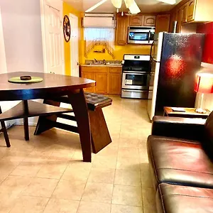 Large 3-bedrooms/2-bath Apt, One Block To Train Homestay